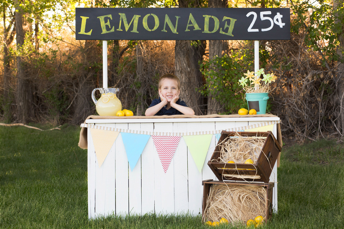 Pueblo Childrens' Photographer K.D. Elise Photography lemonade stand mini sessions. 